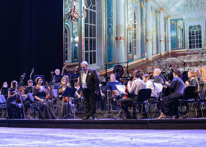 Симфонический оркестр на сцене ДК "Нефтяник"
